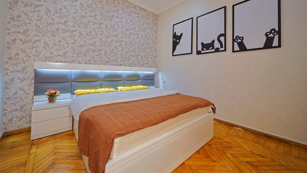 Двухкомнатный дом в старом городе c просторной спальней и кухней