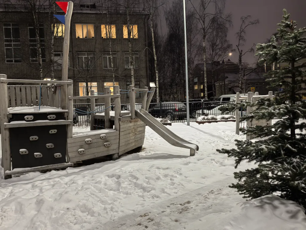 Счастливая матрешка маленькая Италия в центре города