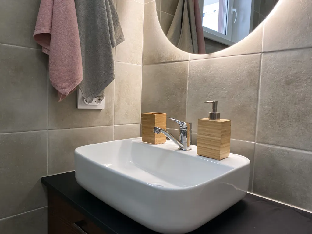 Дом в скандинавском стиле на берегу реки