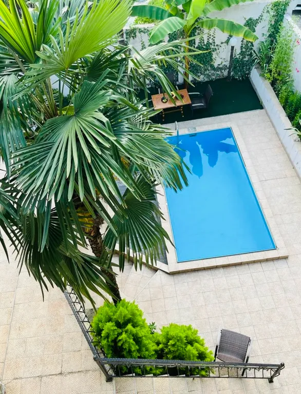 Вилла с бассейном на холме