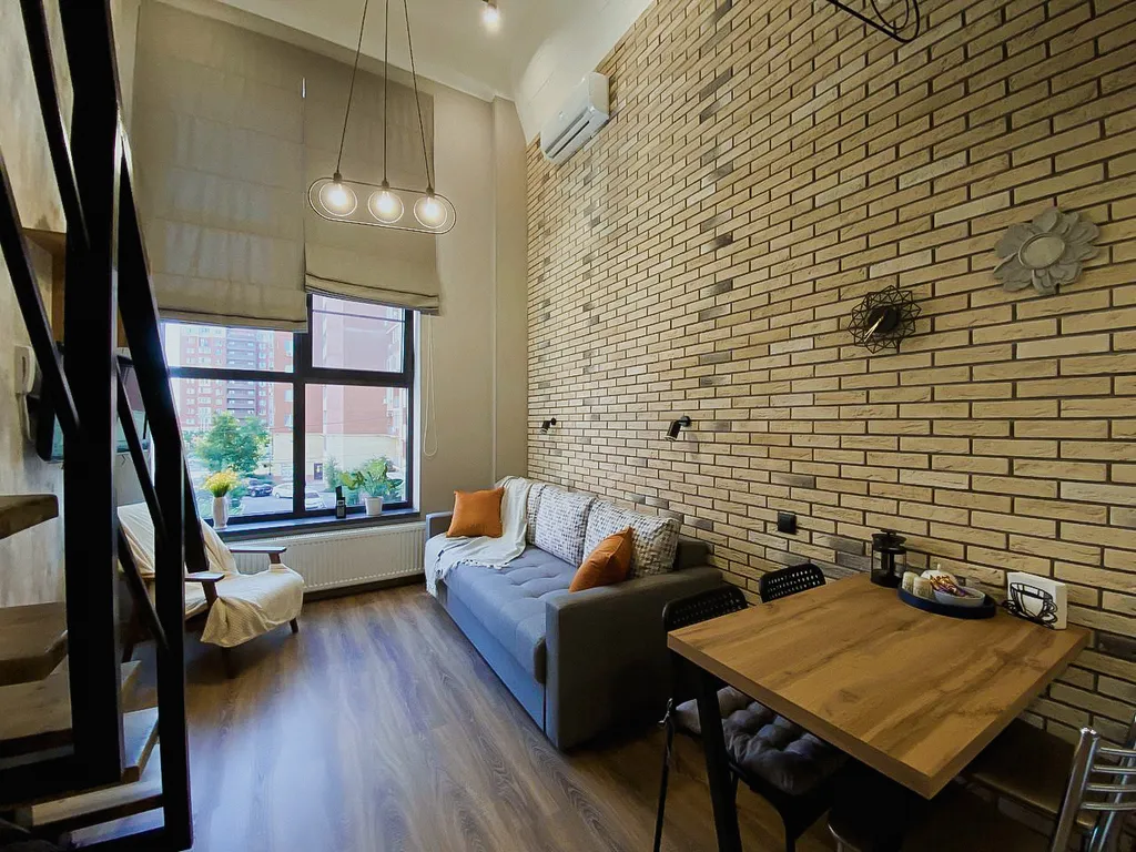 Двухуровневая студия с панорамными окнами