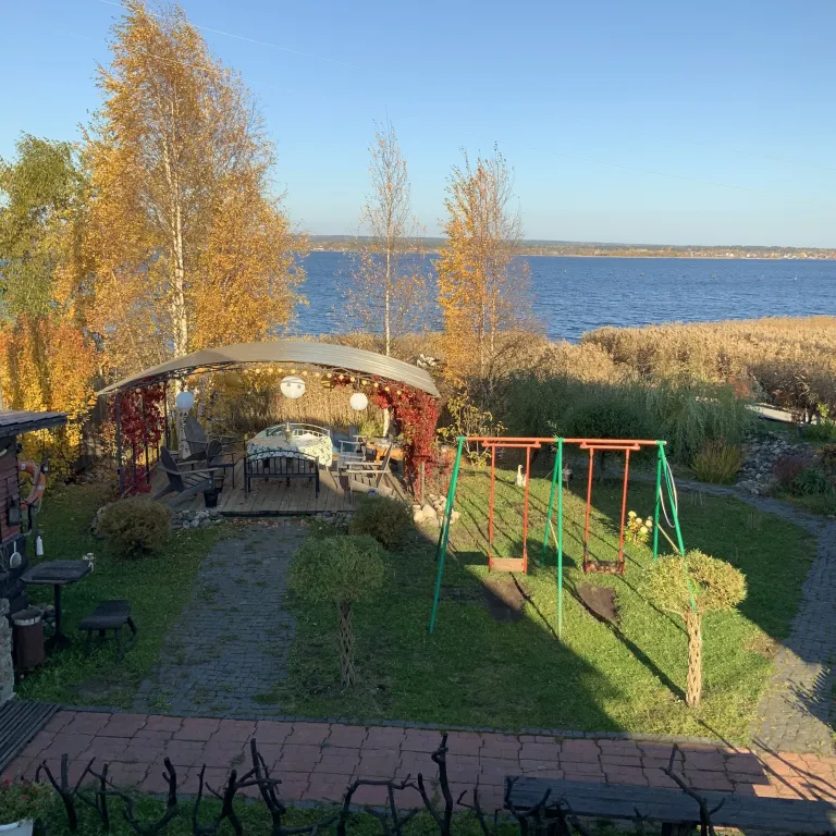 Дом с баней на берегу озера, в черте города