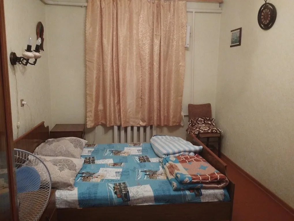 Светлая комната с видом на осенний сад