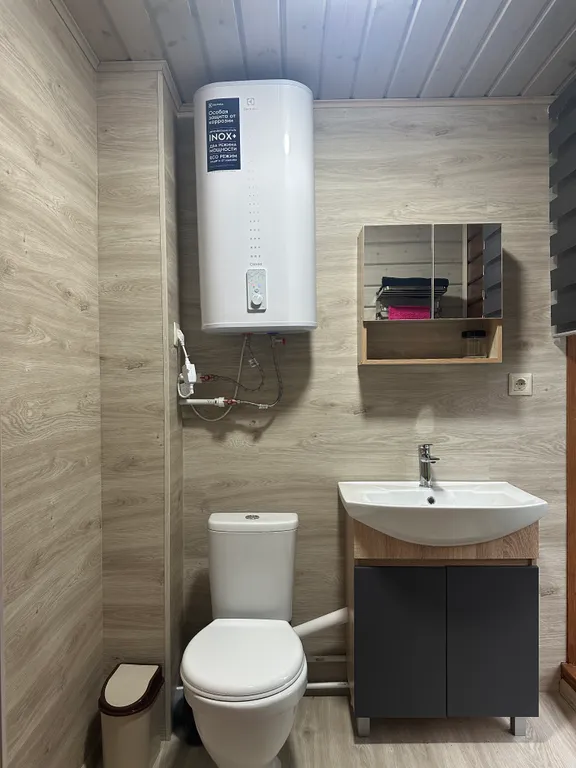 Дом с чаном и панорамными окнами с видом на лес