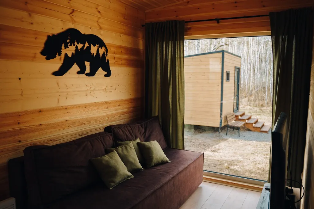 Дом с панорамными окнами с видом на лес