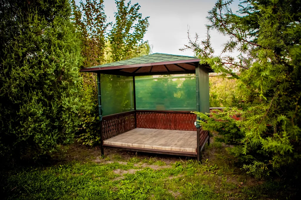 Коттедж Добротный кирпичный дом со своим двором в усадьбе Можжевеловый дворик — Айвовое