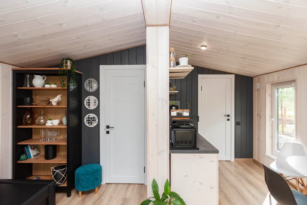 Темный домик на опушке леса