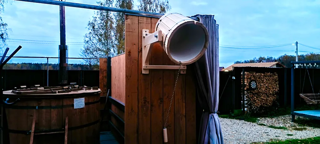 Дом с купелью и сауной, костровой зоной, мангалом и качелями