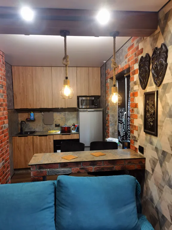 Тёмная, стильная, наполненная интимом и уютом студия в стиле лофт