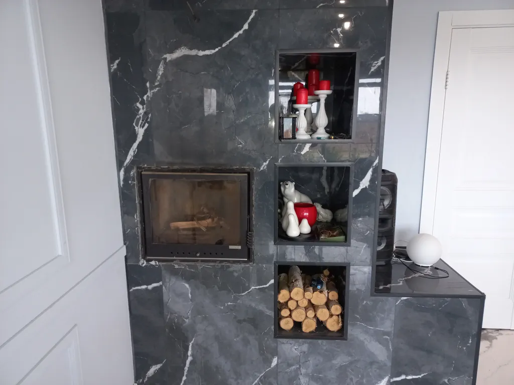 Дом с видом на море и отдельно стоящей баней.