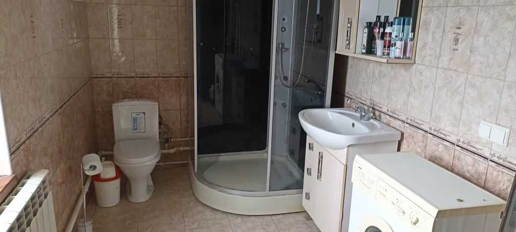 Уютный домик на берегу реки