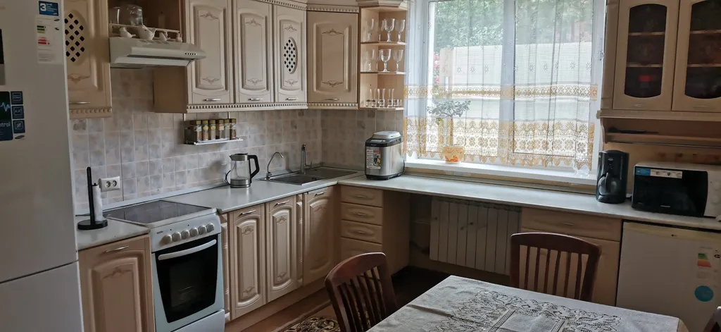 Уютный загородный дом с красивой благоустроенной территорией.