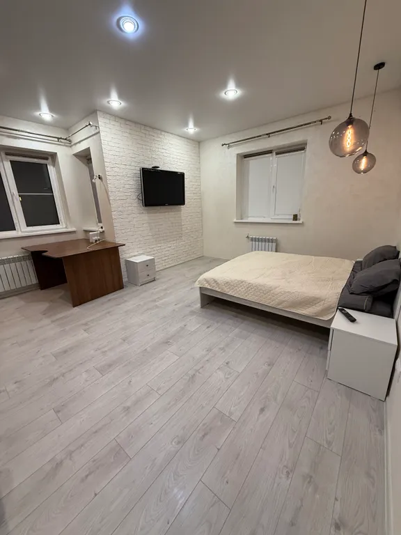 Уютный новый 3 этажный 10-комнатный гостeвoй дом с баней и прудом