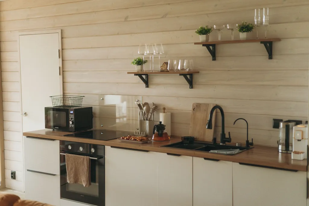 Дом с баней и чаном у воды и леса бохо