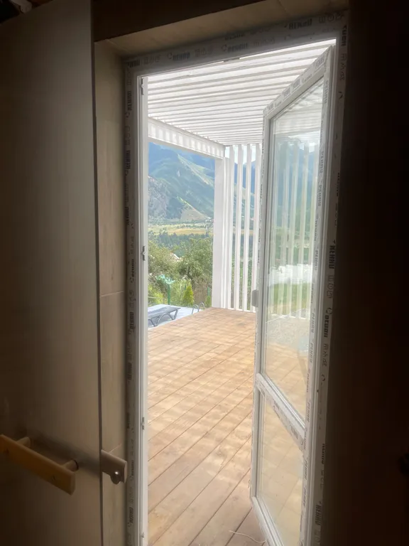 Коттедж Neon с видом на горы, подогреваемым бассейном, баней, чаном