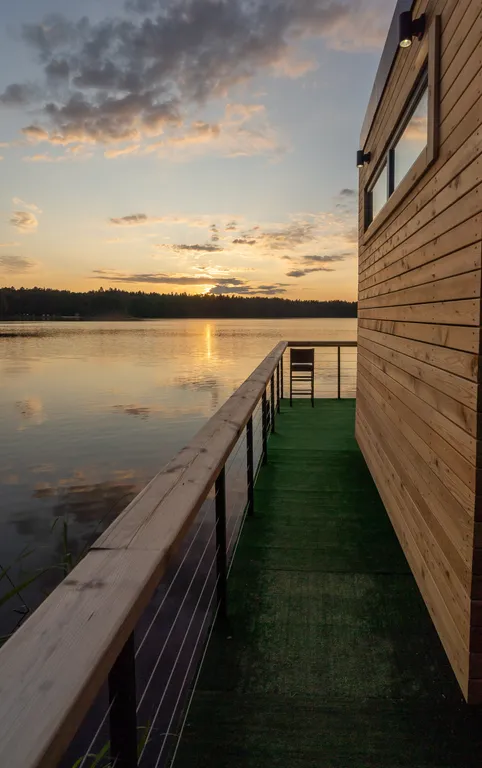 Дом на воде на озера Таир