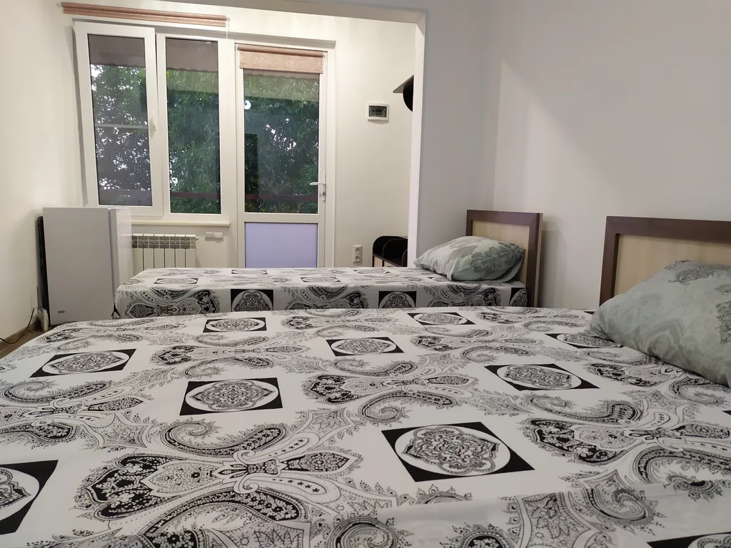 Трёхместный номер на втором этаже с видом на море