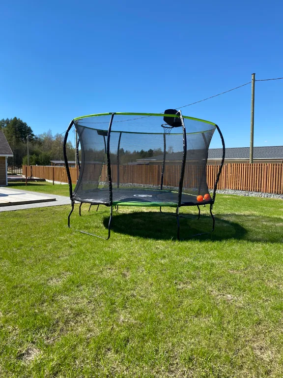 Уютный дом с бассейном на природе