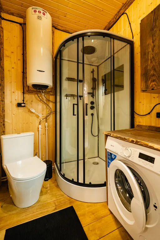 Дом с деревом