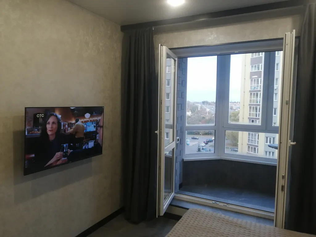 Современная студия с отдельной кухней в новостройке