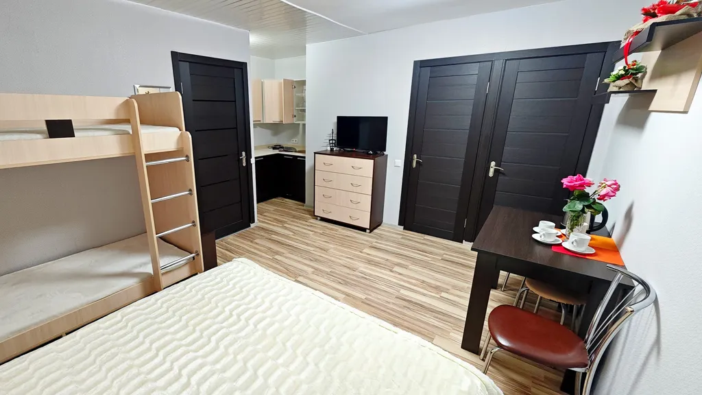 Белая студия стандарт с кухней и ванной комнатой