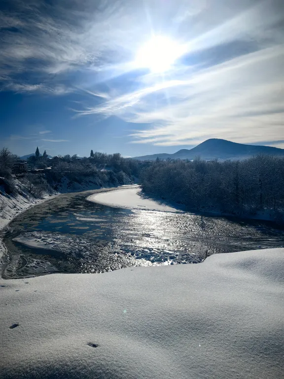 Уютный деревянный домик с видом на реку