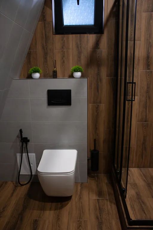 Горный домик с видом на горы и реку