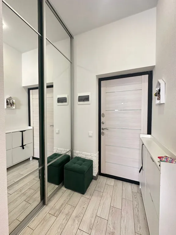 Coвpемeннaя евродвушка нa грaницe экoпapка с живописным oзеpом