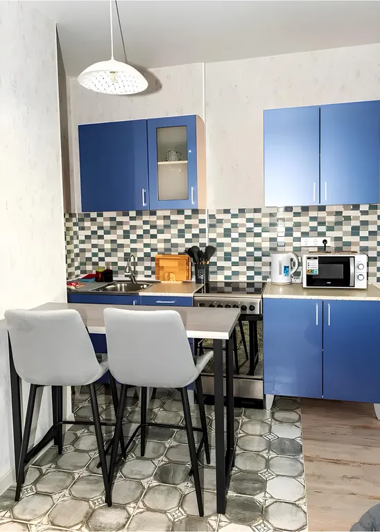 Уютная студия в скандинавском стиле с видом на лес