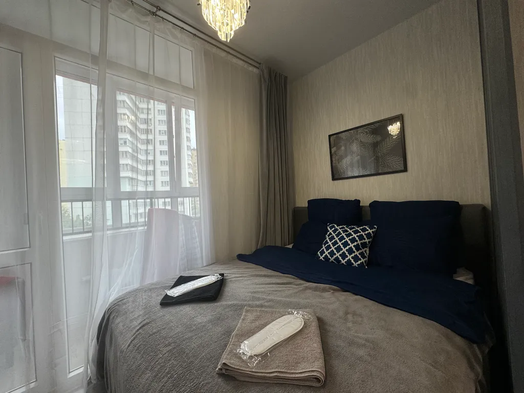 Студия с камином у парка