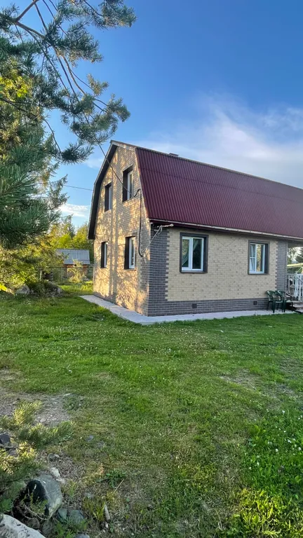 Загородный дом у красивого озера