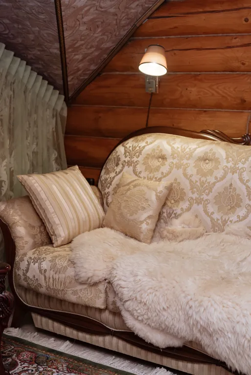 Уютный дом на берегу реки