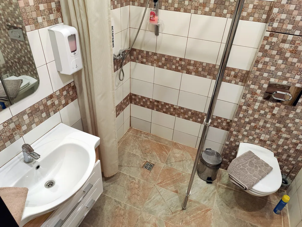 Современный дом с уличной подогреваемой купелью и сауной