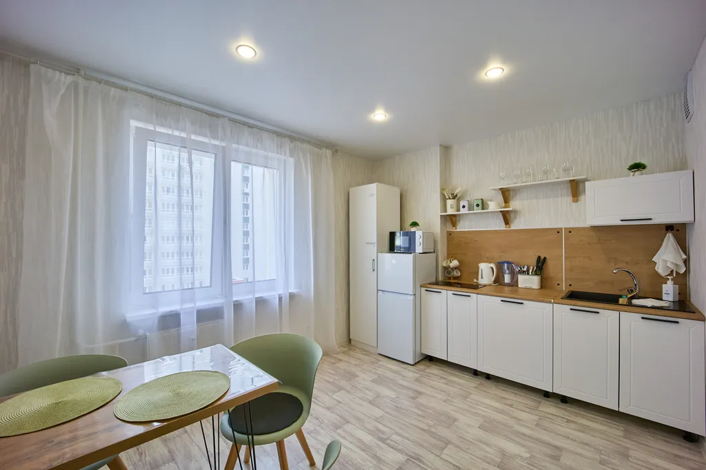 Семейный отдых в тишине: новый дом, безопасный двор и уютная квартира