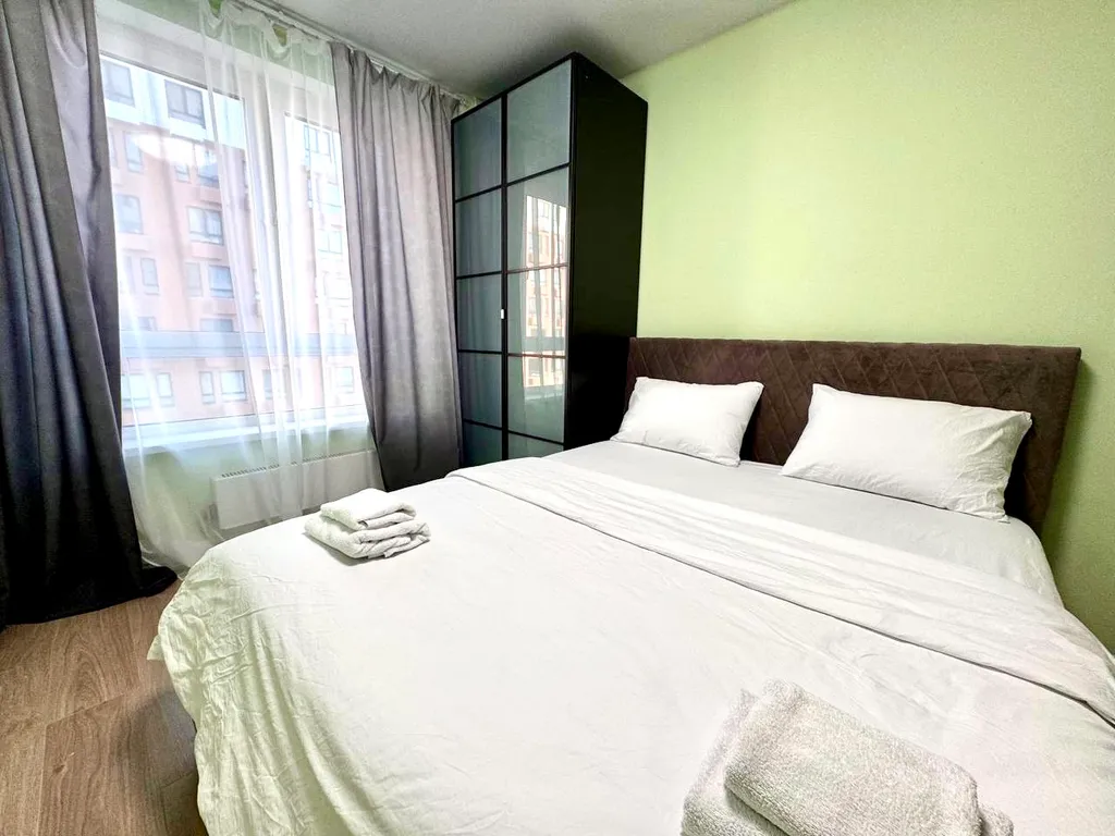 Однушка с кроватью и двумя диванами