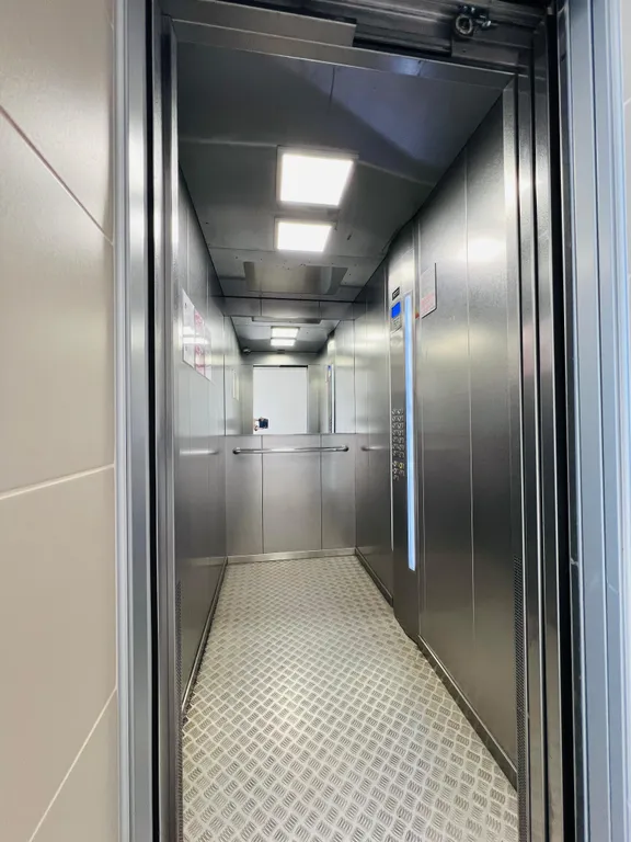 Студия + спальня с джакузи и панорамным балкон около ЛА Трактор