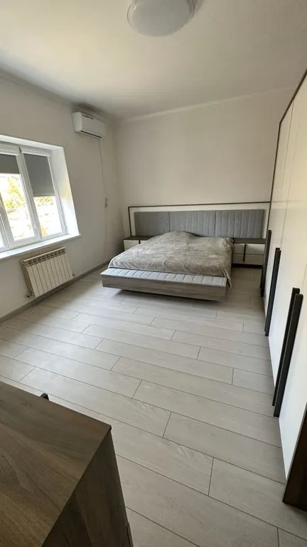 Большой двухэтажный дом в черте города и недалеко от моря