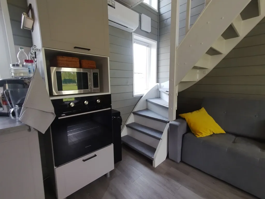 Уютный дом с беседкой на берегу озера