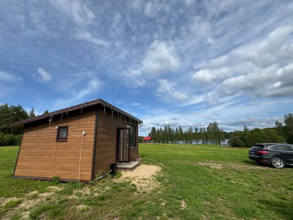 Домик в живописном месте на берегу