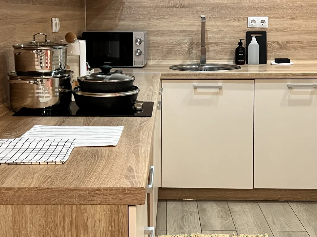 Интересная студия для троих