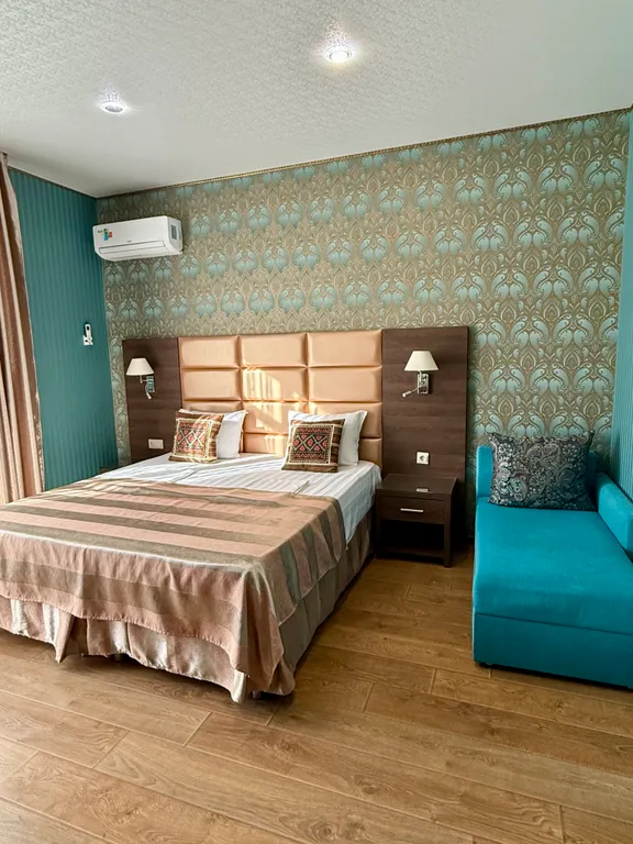 Изумрудный дизайнерский коттедж с бассейном