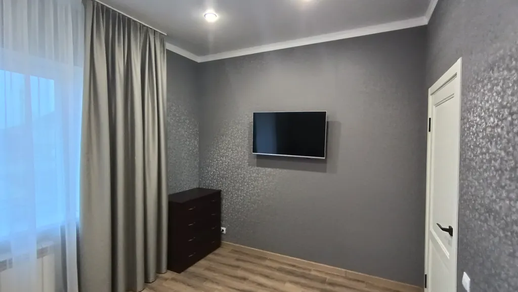 Трёхкомнатный новый коттедж в черте города с бассейном