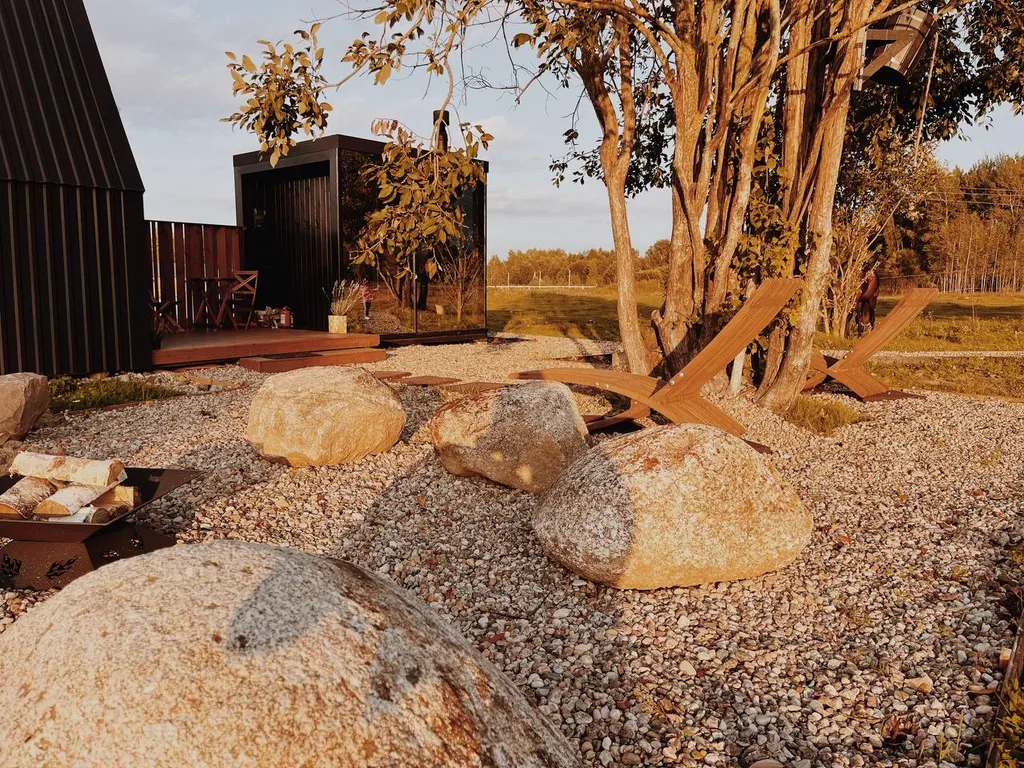 Дом в поле с лошадьми