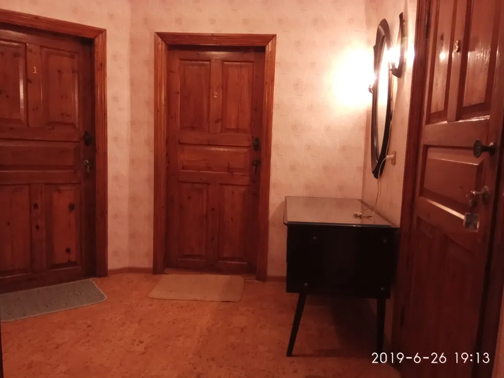 Светлая комната с видом на осенний сад