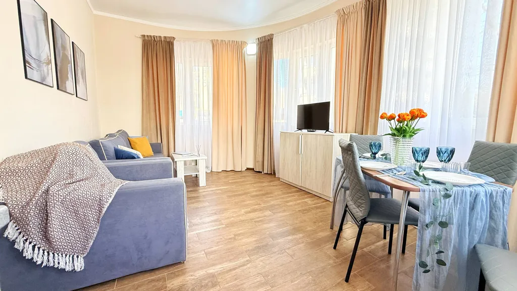 Не студия, отдельная спальня + видно море из окна