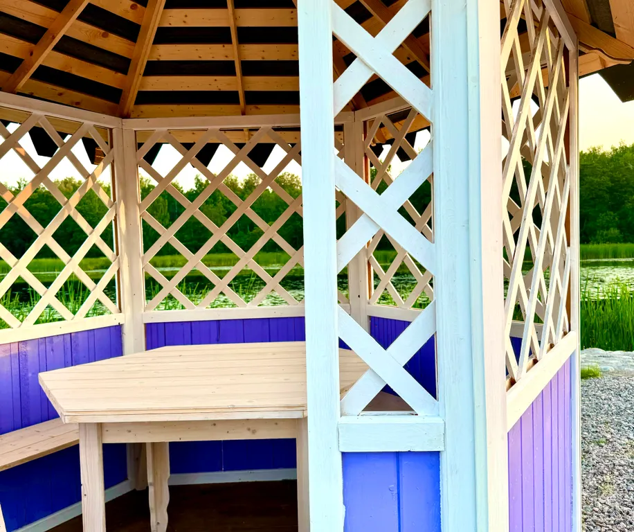 Новый домик на берегу бухты залива