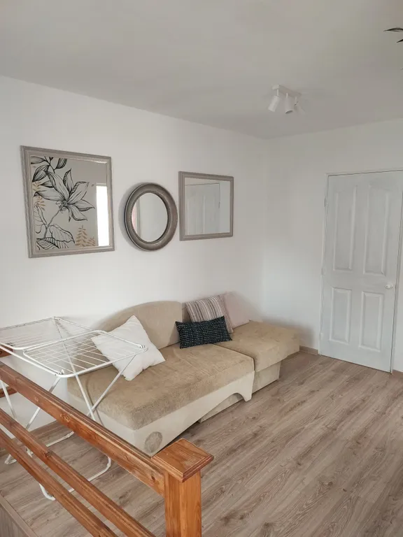 Дом с камином, красивой беседкой  большой территорией недалеко от моря