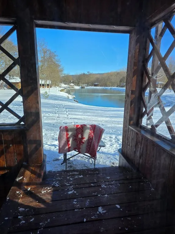 Домик возле озера