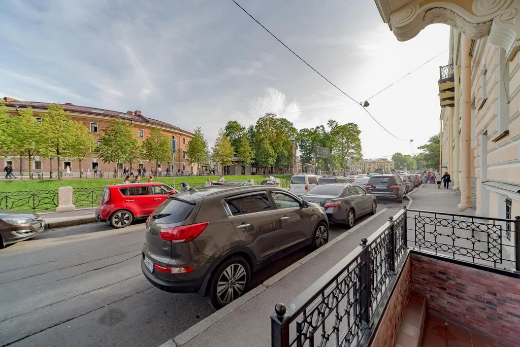 В центре, с видом на Адмиралтейский канал и "Новую Голландию"