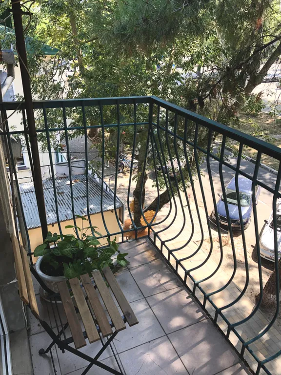 Дом с видом на сквер в центре города